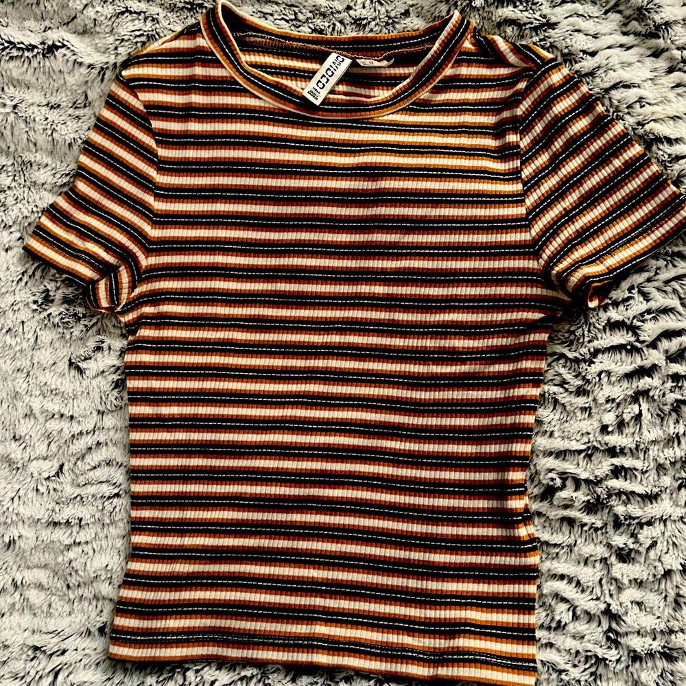 It’s a crop top.Size:XS still in a good condition.